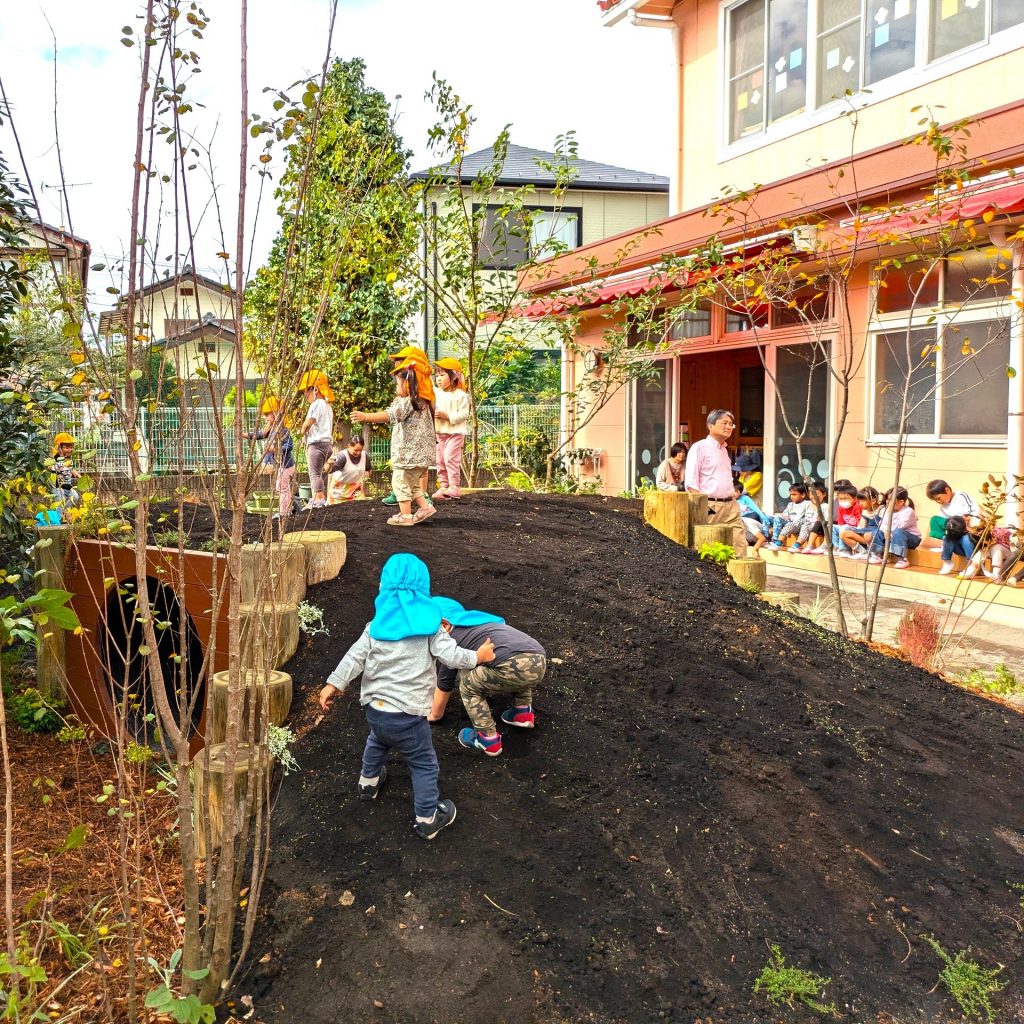 築山に登るこどもたち