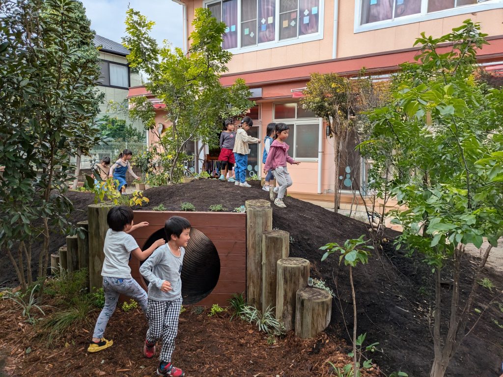 栃木県宇都宮市清愛幼稚園の自然豊かな園庭
