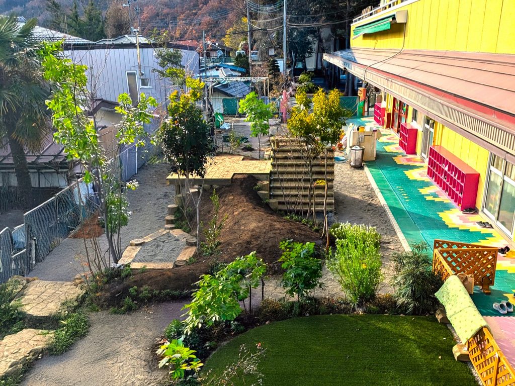山梨県都留市川茂保育園の自然豊かな園庭