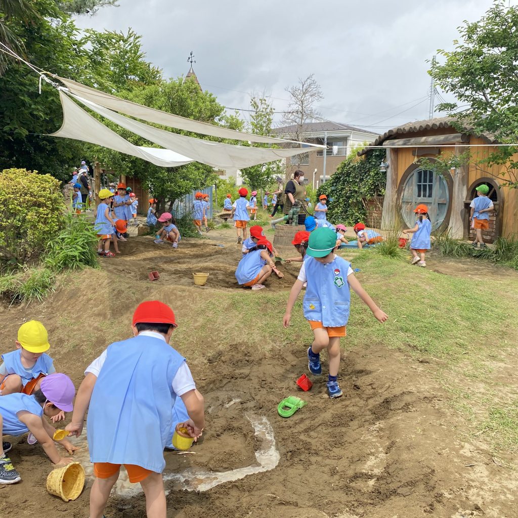 自然豊かな園庭であそぶこどもたち