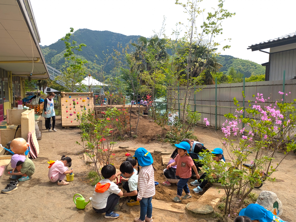 清愛幼稚園の自然豊かな園庭