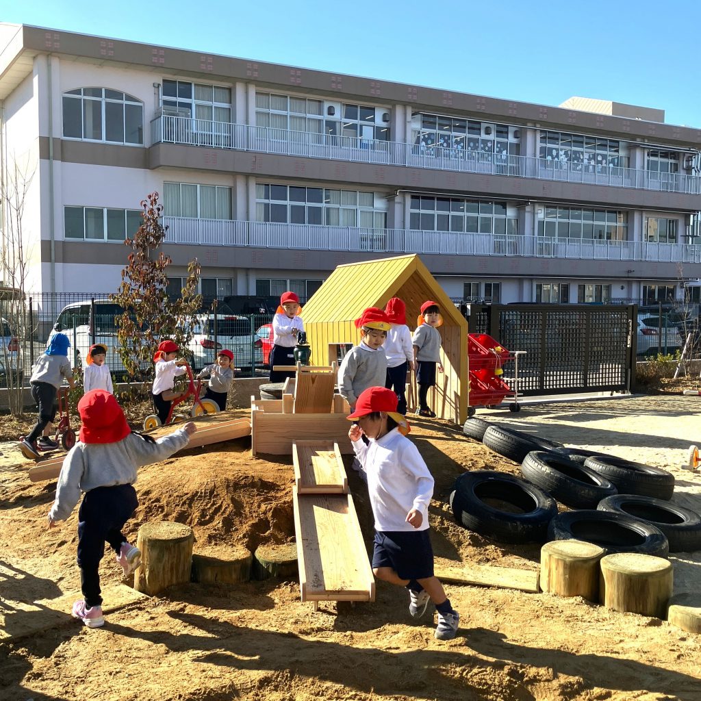 園庭であそぶこどもたち