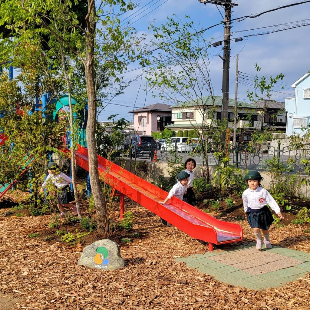 滑り台の周囲に植栽をした事例