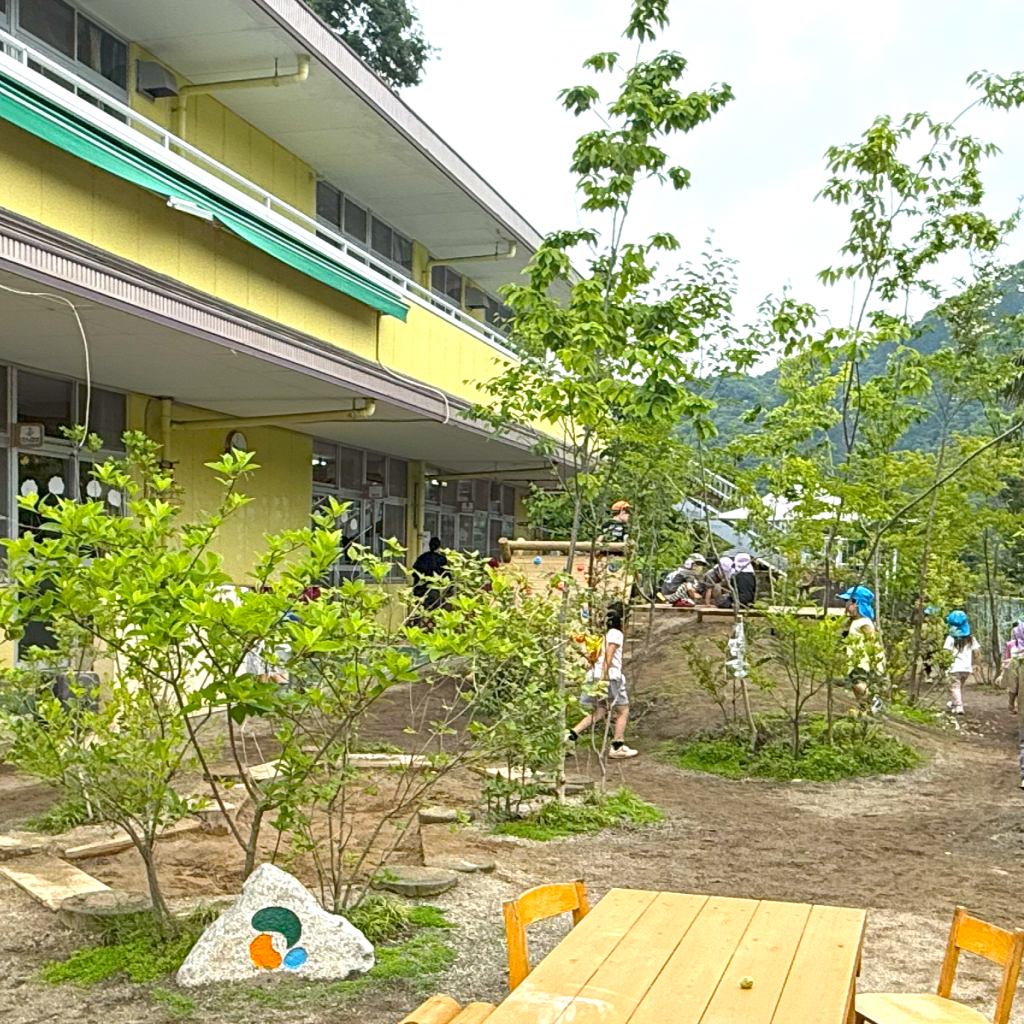川茂保育園の自然豊かな園庭の外観