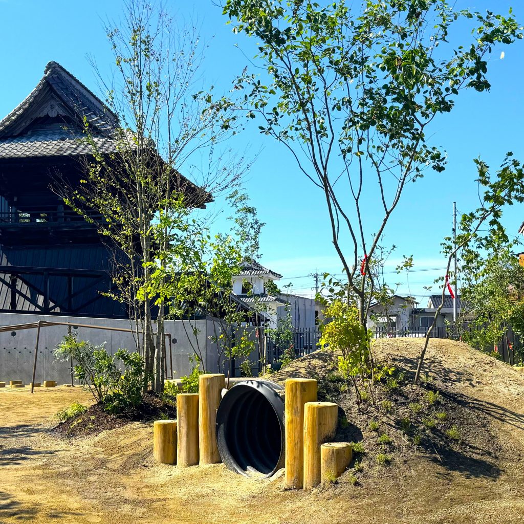 慈光保育園の自然豊かな園庭の外観