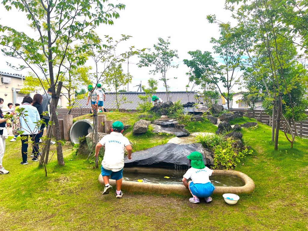 熊本県熊本市せきれいこども園の自然豊かな園庭