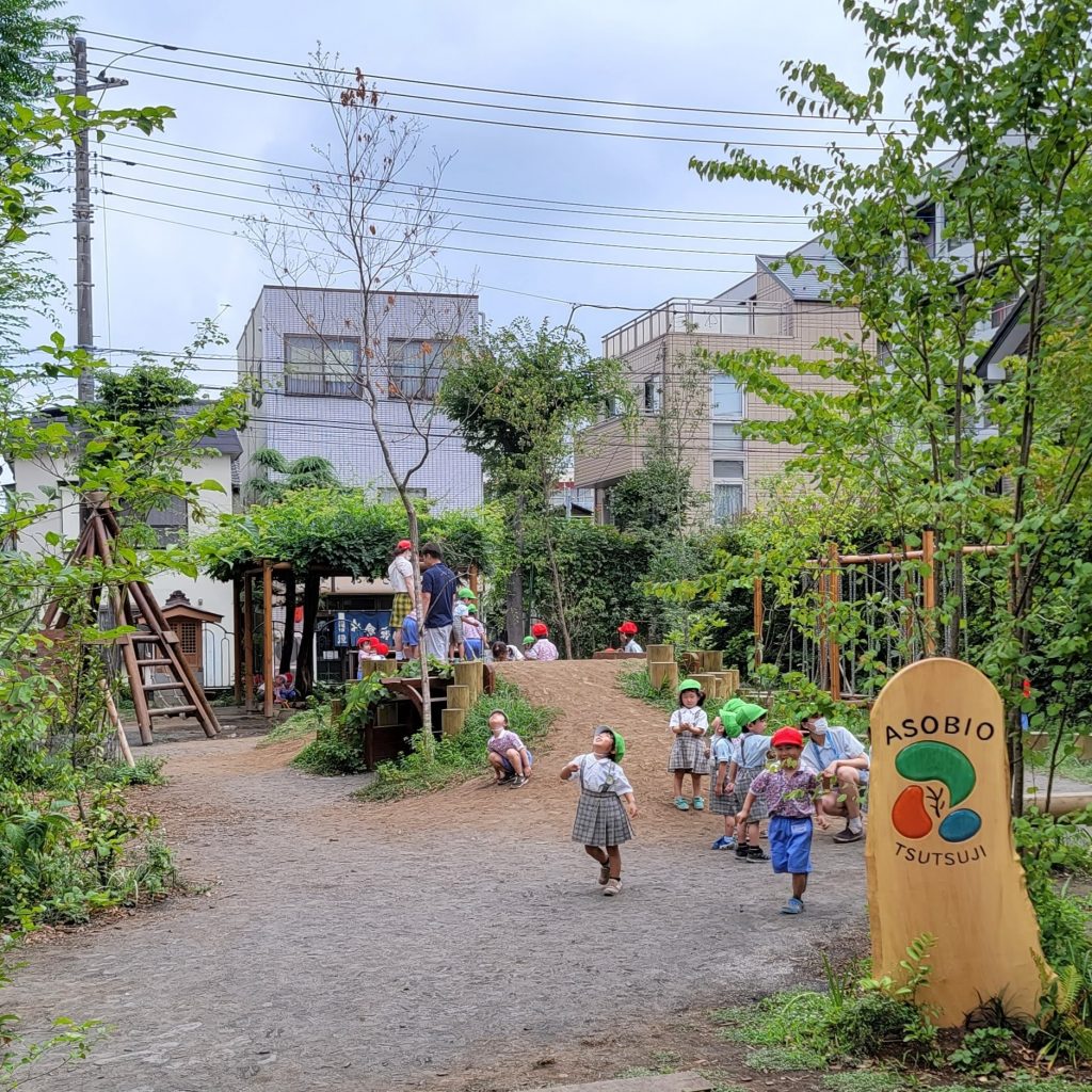 自然豊かな園庭で遊ぶこどもたち