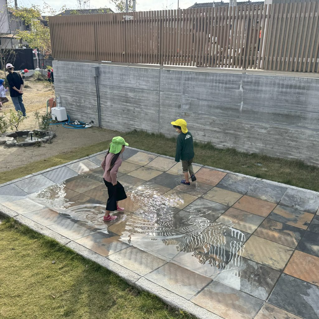 水遊び場であそぶこどもたち