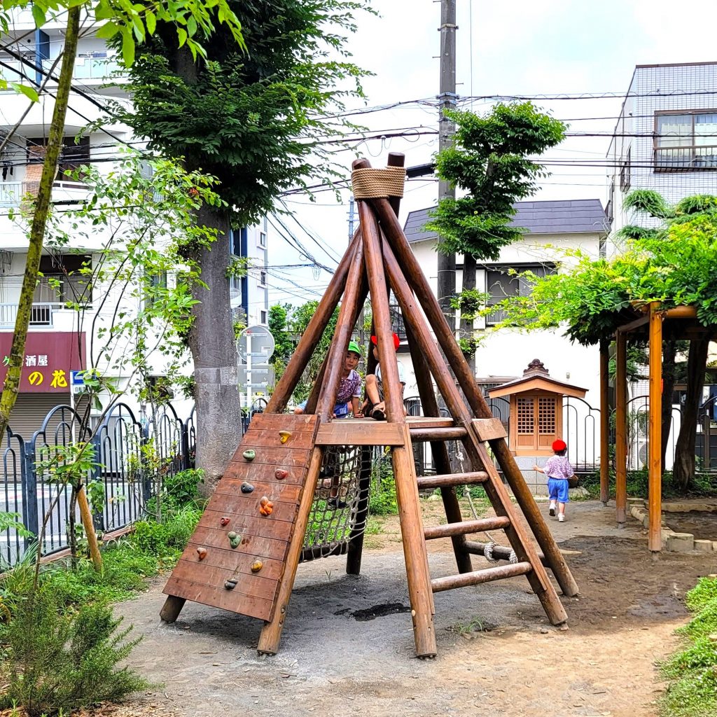 園庭の景観を損なわない木製遊具