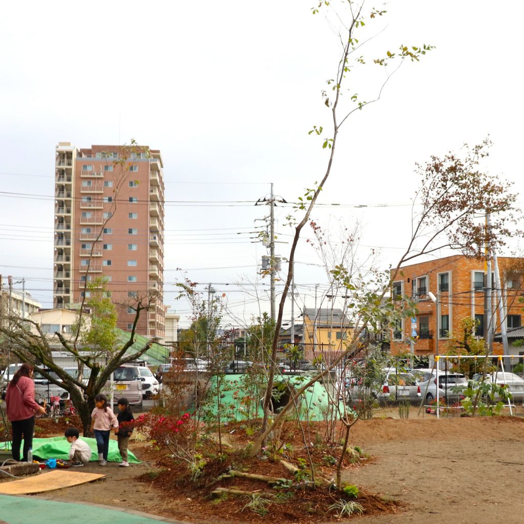 園庭の一角に植栽をした事例