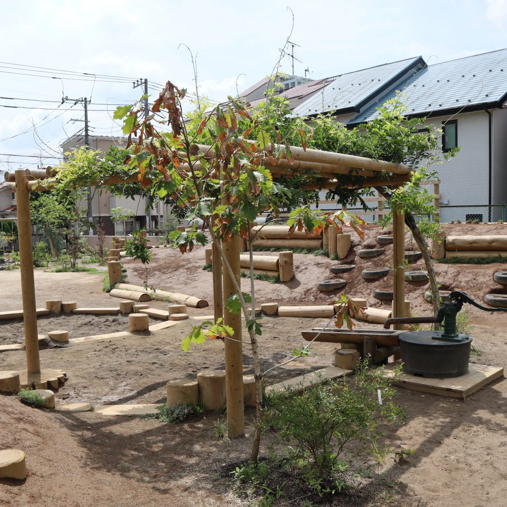 砂場の上にパーゴラを設置した事例