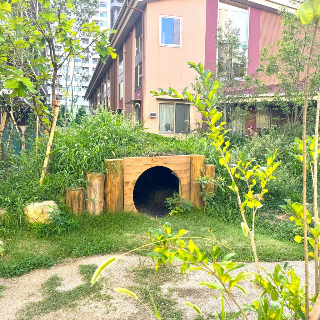 築山のトンネル