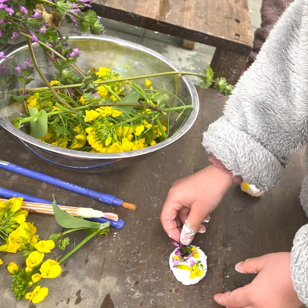 菜の花でペンダント作り