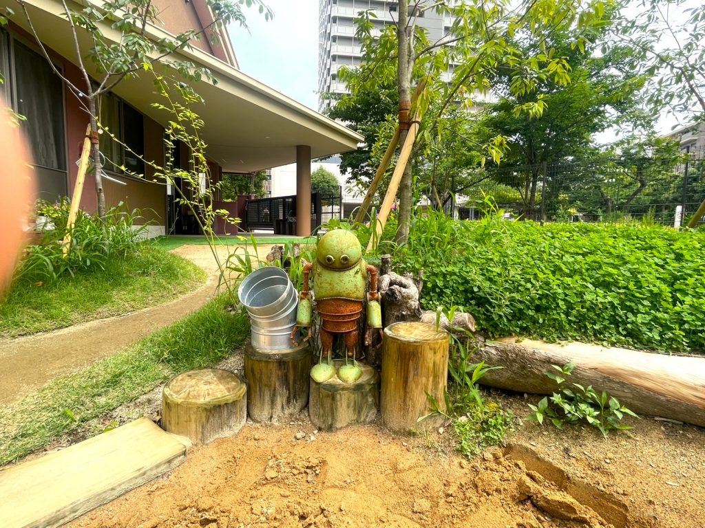 砂場におかれたおしゃれなオブジェ