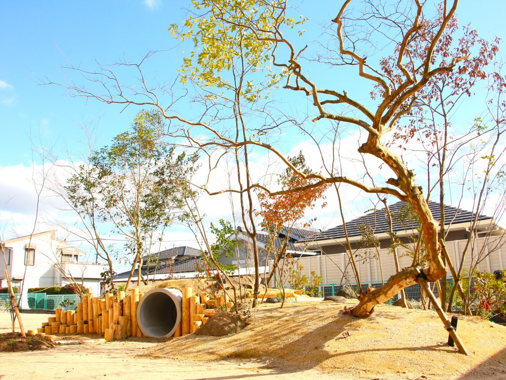 熊本県の宇土エンゼル保育園の自然豊かな園庭