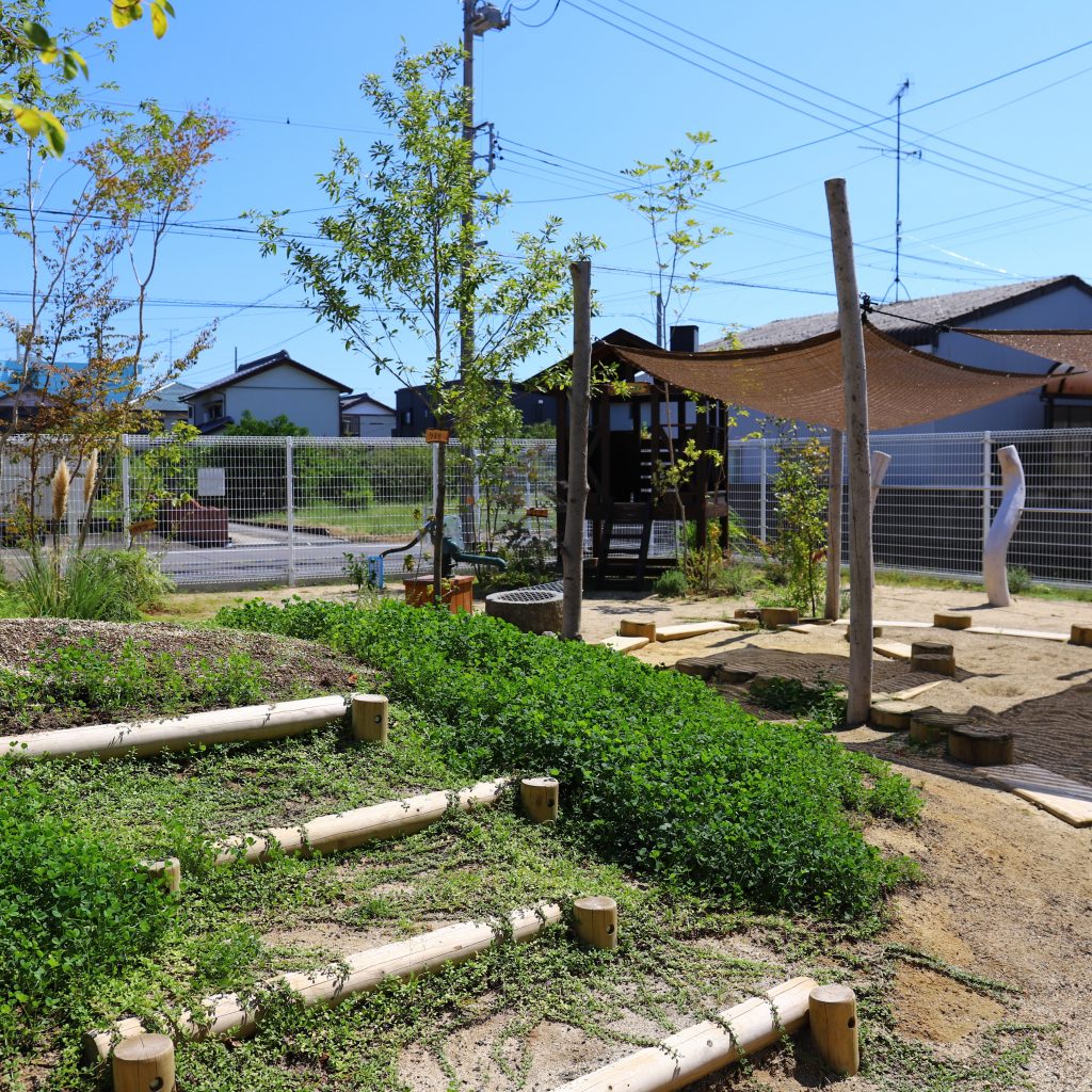 築山と日よけのある砂場