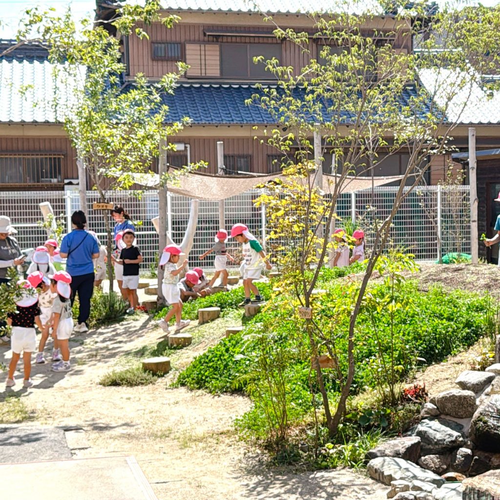 自然豊かな園庭であそぶこどもたち