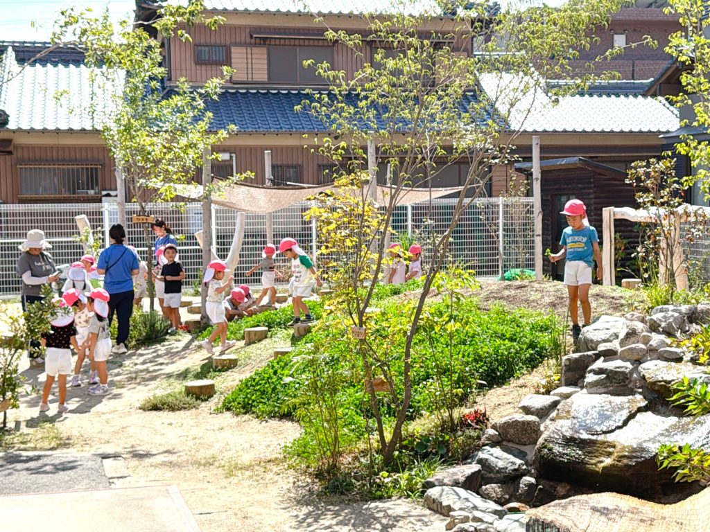 三重県のふたば幼稚園の自然豊かな園庭
