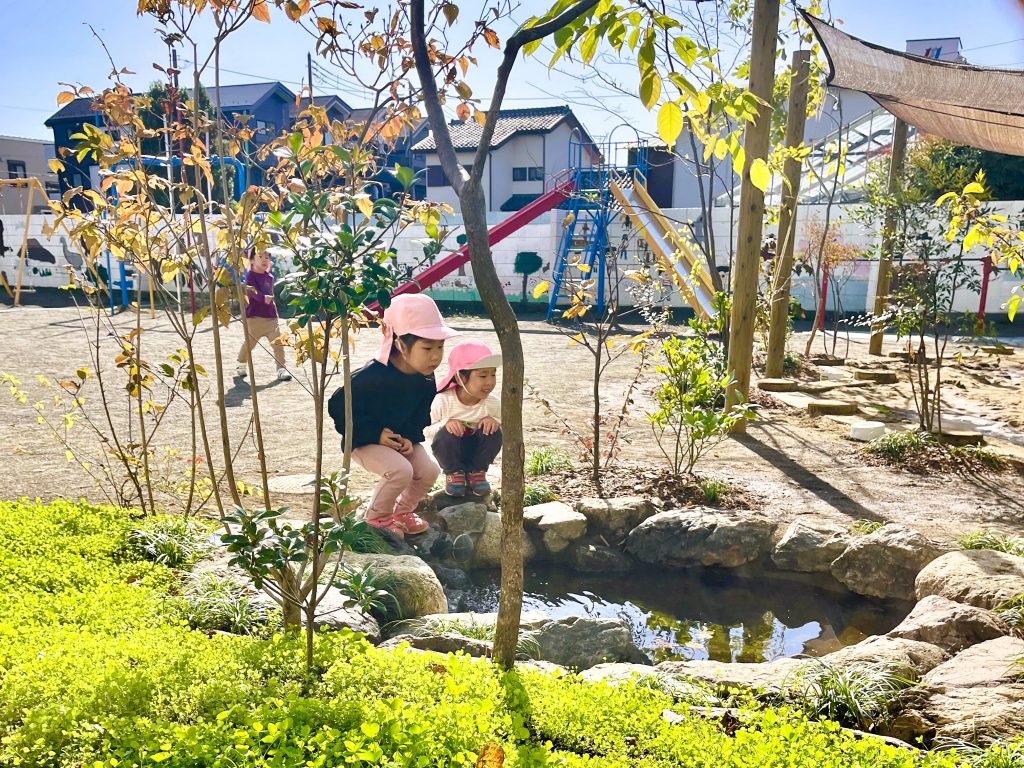 園庭ビオトープを見つめるこどもたち