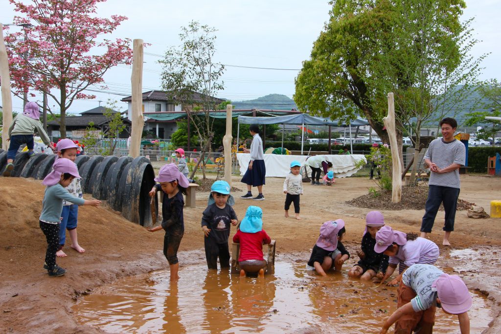 たまきな幼稚園の泥水あそびの様子