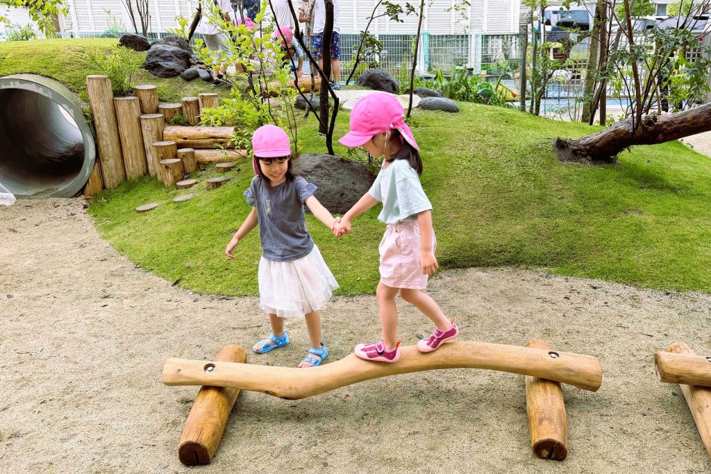 マガリクネッタ　「平均台」